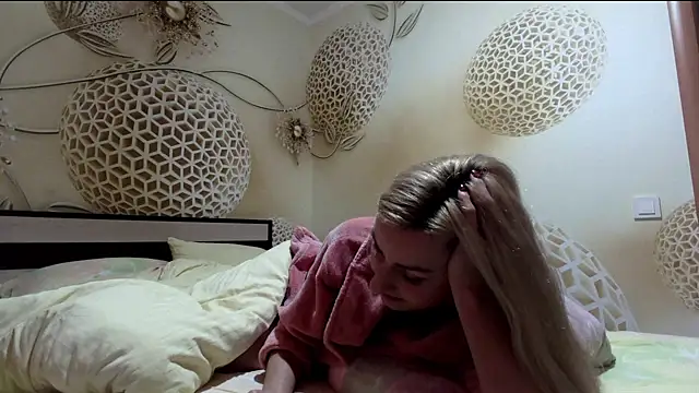 Yourrealgirl's cam snapshot