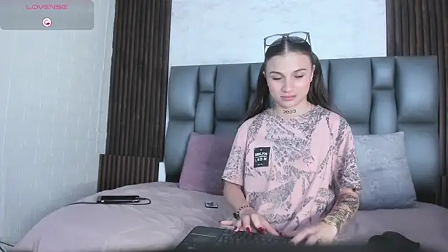 alisson__garcia's cam snapshot