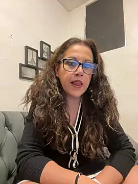 MirandaLatinaLovely's cam snapshot