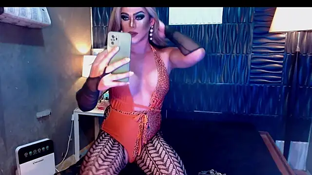 UrtopshemalegoddessAliyah live sex cam