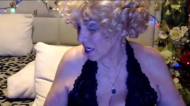 HappyWomanOn's cam snapshot