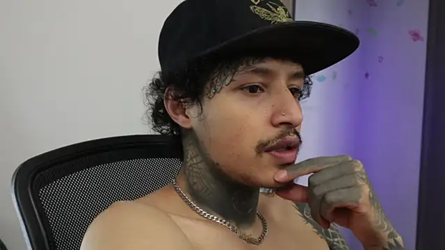 trieone live sex cam