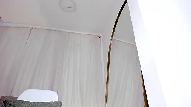 Petite_Lucie's cam snapshot