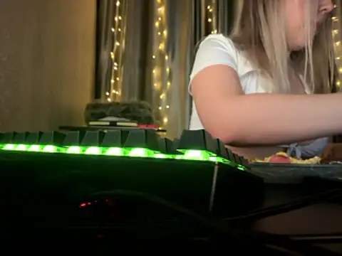 Emilia_Secrets's cam snapshot