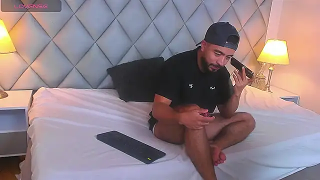 AaronVegaa live sex cam