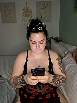 Saucy-Serenity live sex cam