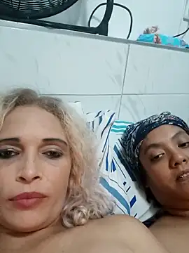 2Juicy_pussy's cam snapshot