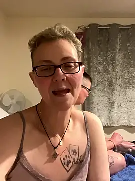 Curvy-Jinx live sex cam