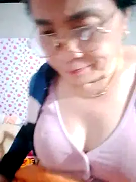 small-house123's cam snapshot