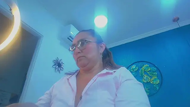 elena_milf1's cam snapshot