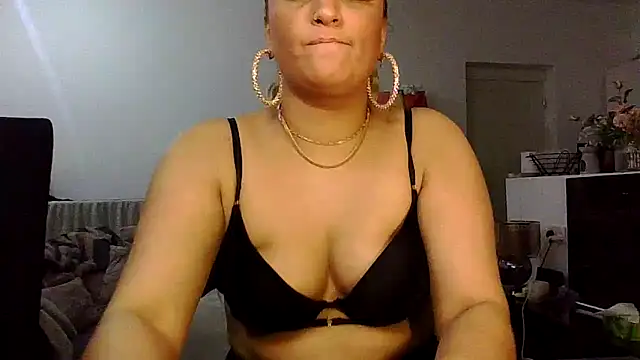 KiraBestxo live sex cam