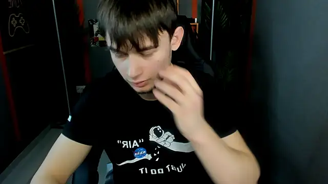 AlejandroEllias live sex cam