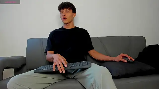 2Amateur_Guys's cam snapshot