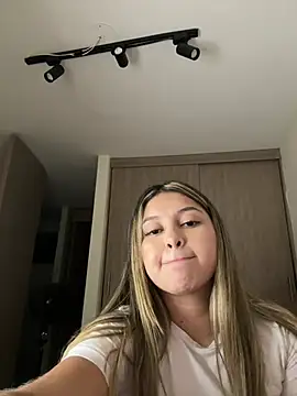 lunablossom_'s cam snapshot