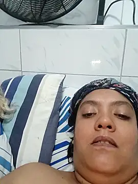 2Juicy_pussy's cam snapshot