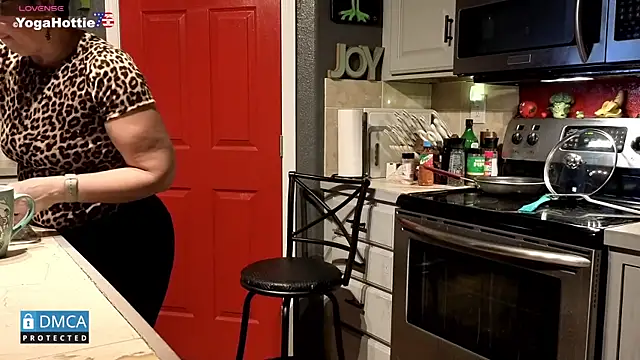 YogaHottie76's cam snapshot