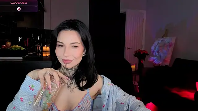 -_Alice's cam snapshot