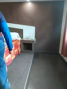 LaInsaciableIntensa live sex cam