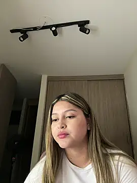 lunablossom_'s cam snapshot