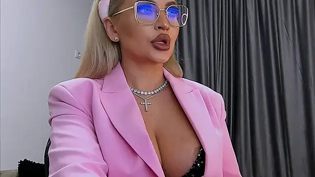 LovelyBlondyxx's cam snapshot