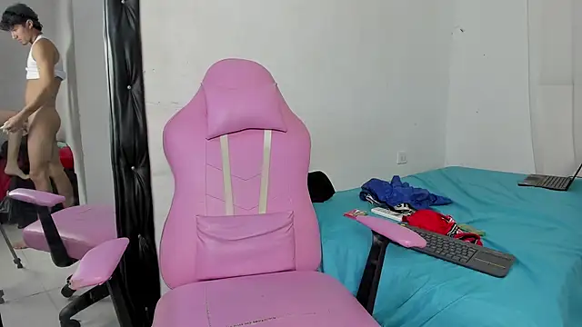 Laura_and_Kevin's cam snapshot