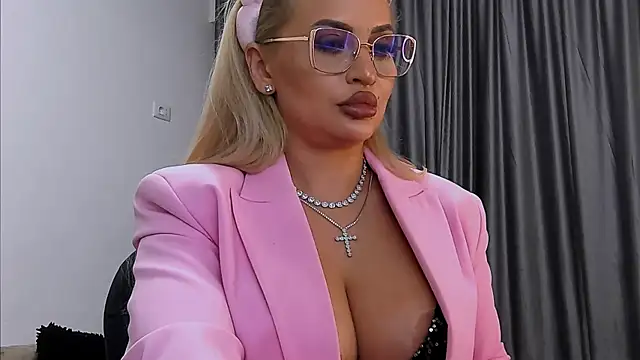 LovelyBlondyxx's cam snapshot