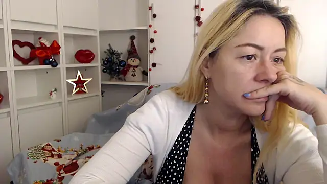 _karolynesyera_'s cam snapshot