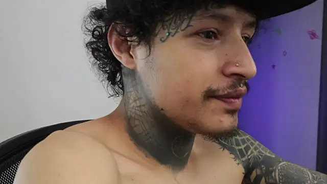 trieone live sex cam