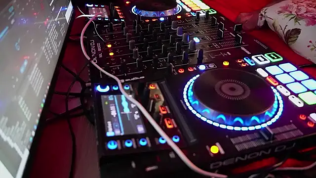 DJ_NYCADOR's cam snapshot