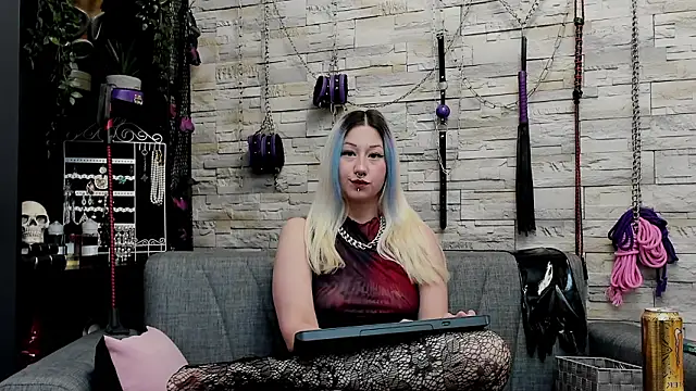 CruelMistress live sex cam