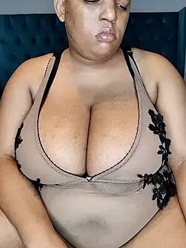 ChubbyTits28's cam snapshot