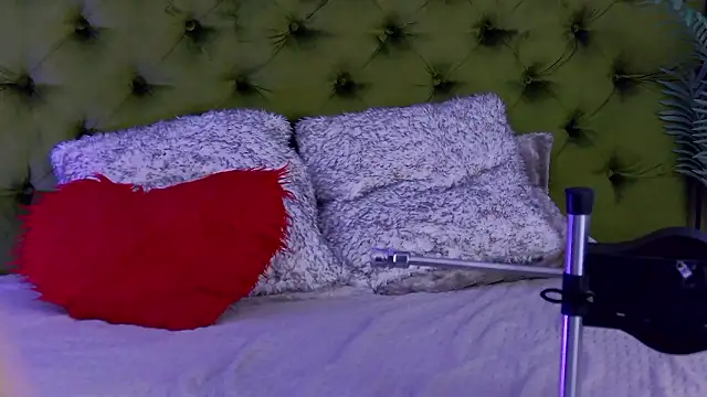 LadyTouch's cam snapshot