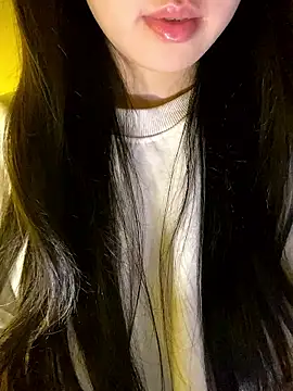 Uyennii02 live sex cam