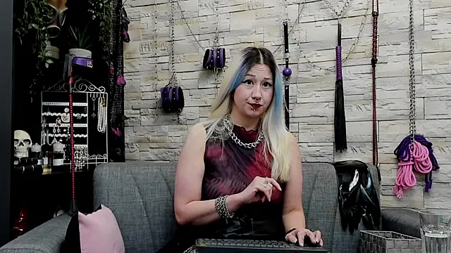 CruelMistress live sex cam