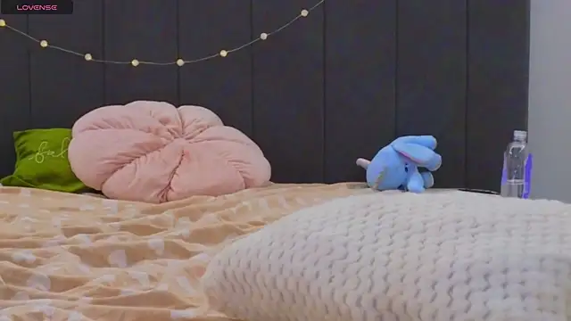 LauraMirage live sex cam