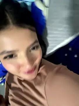 EmmiiGlow live sex cam