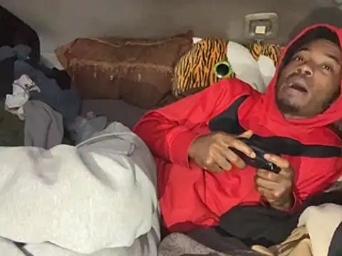 SlimeCrownzOut5's cam snapshot