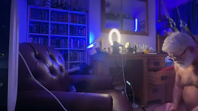 CloudyMuscleBeefy's cam snapshot