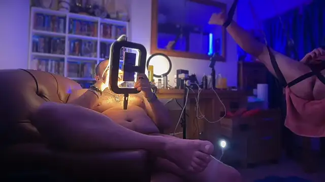 CloudyMuscleBeefy's cam snapshot