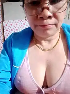 small-house123's cam snapshot