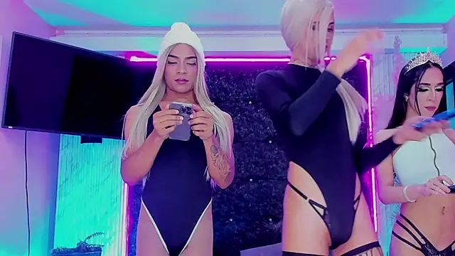 Queens_Wonders_Blonders's cam snapshot