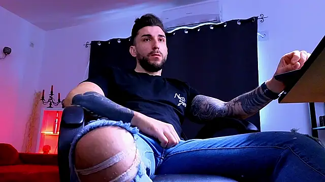 MightyAaron66 live sex cam