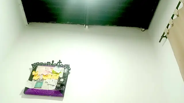 PetiteIvoryQueen19 live sex cam