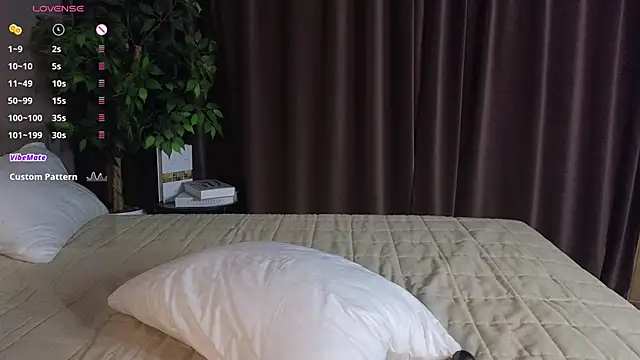 KeeleyBaker live sex cam