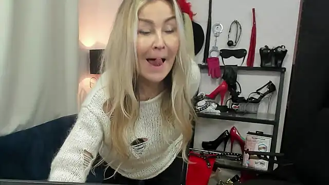 crystaLUX live sex cam