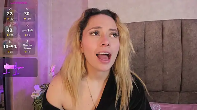 LanaMills_'s cam snapshot