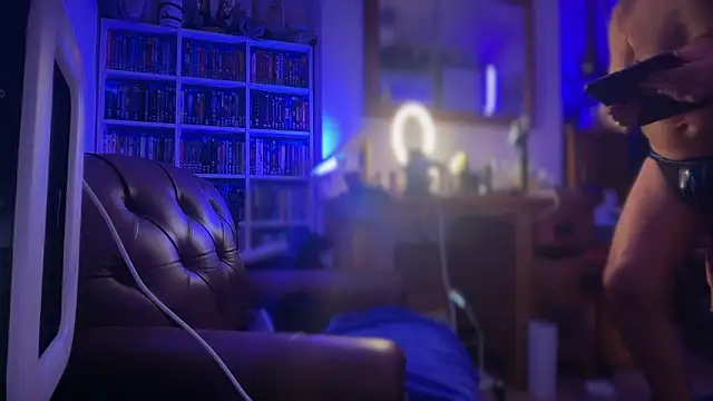 CloudyMuscleBeefy live sex cam