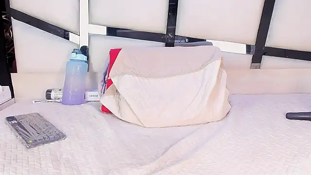 ElizabethAdams_'s cam snapshot