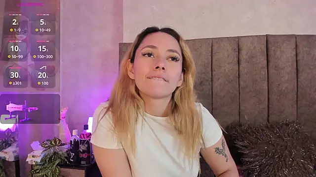 LanaMills_'s cam snapshot