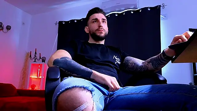 MightyAaron66 live sex cam